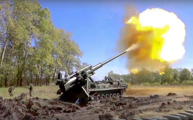 Pháo tự hành mạnh nhất thế giới 2S7 Pion của Nga khai hỏa trong xung đột Ukraine.