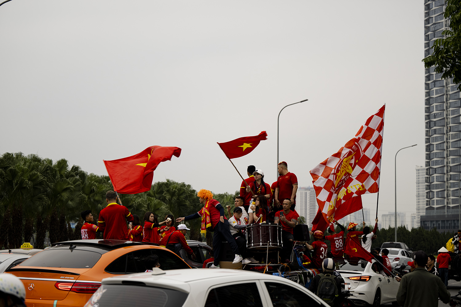 CĐV Malaysia kéo về Mỹ Đình &#34;khuấy đảo&#34;, đốt pháo sáng trước trận gặp ĐT Việt Nam - 1