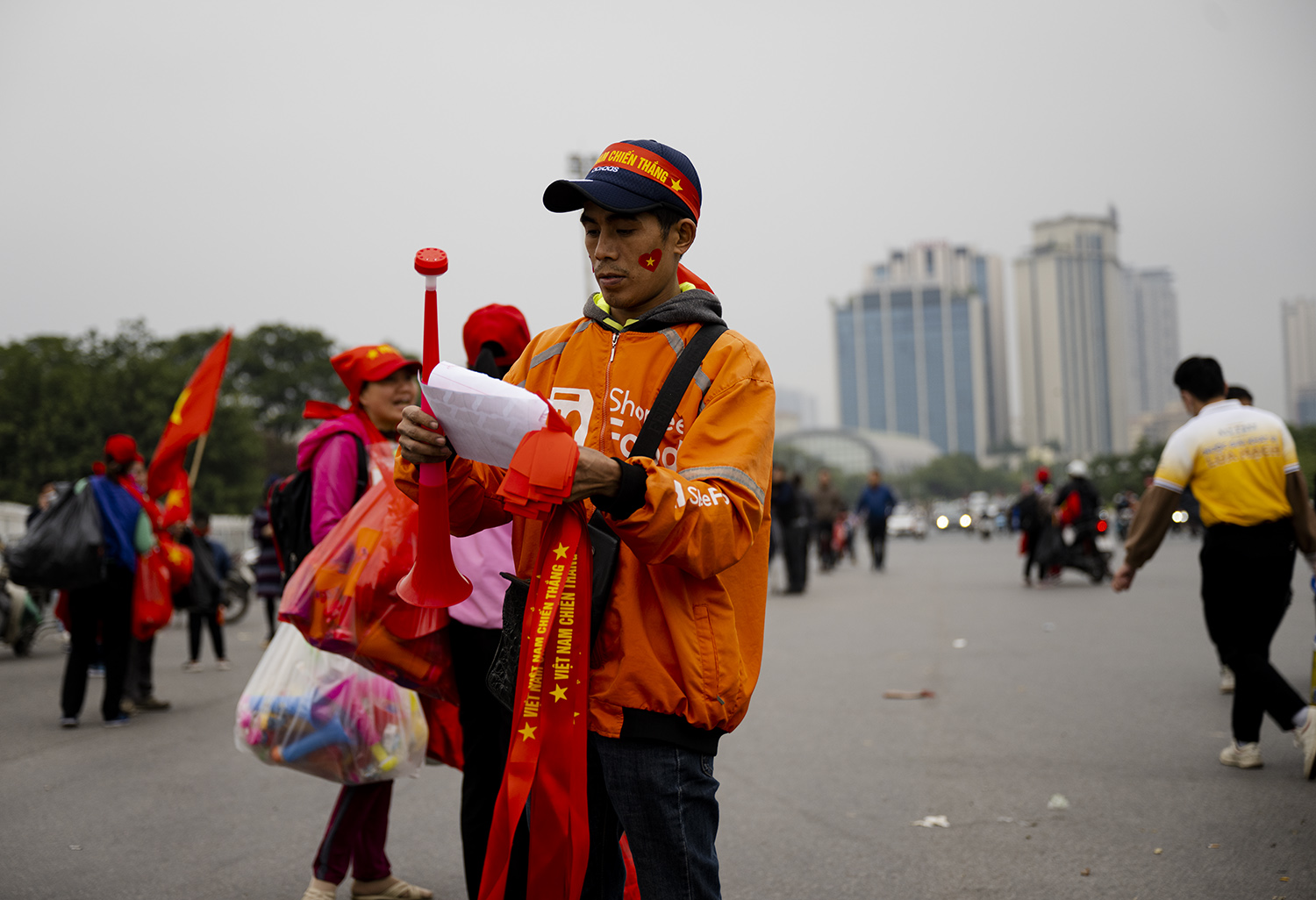 Cờ hoa, băng rôn được bán khắp đường đi vào khu vực trước sân vận động.