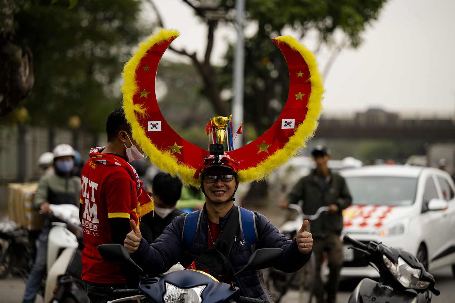 Ngay từ lúc 16h, hàng trăm cổ động viên đã tập trung diễu hành trước Sân vận động Quốc gia Mỹ Đình.