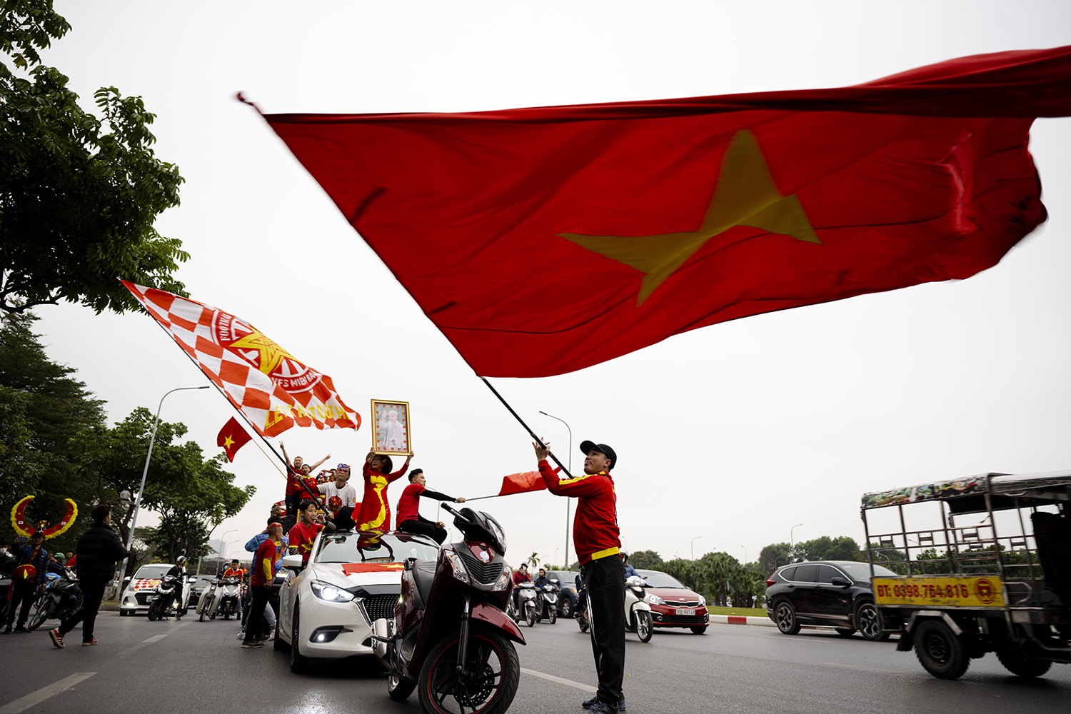 CĐV Malaysia kéo về Mỹ Đình &#34;khuấy đảo&#34;, đốt pháo sáng trước trận gặp ĐT Việt Nam - 8