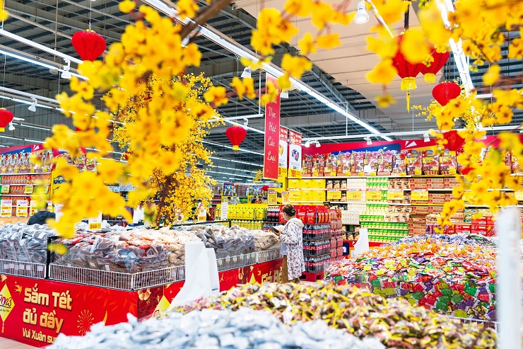 Các siêu thị đã ngập tràn các loại bánh kẹo, hàng hoá phục vụ nhu cầu mua sắm Tết của người tiêu dùng.