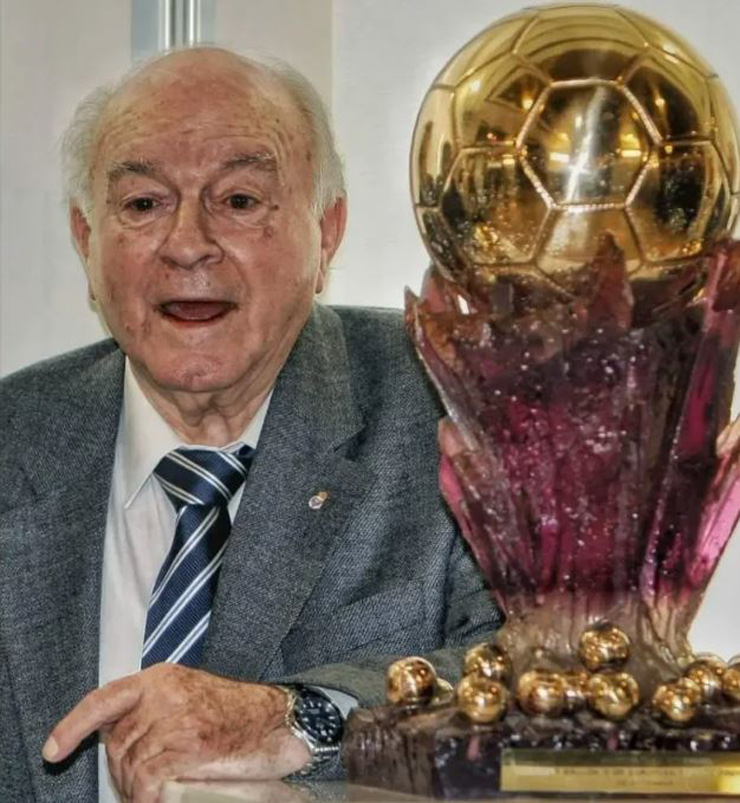 Cố tiền đạo lừng danh Alfredo Di Stefano là người duy nhất từng đoạt "Siêu Quả bóng vàng" khi được France Football trao danh hiệu đặc biệt này vào năm 1989