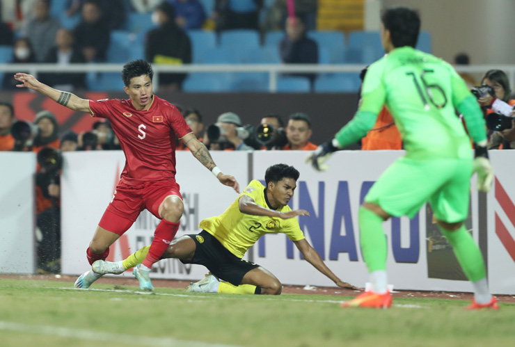 SAO Malaysia bị thẻ đỏ vì chơi xấu Văn Hậu, ĐT Việt Nam hưởng penalty - 2