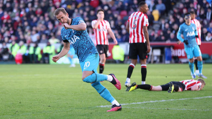 Harry Kane rút ngắn tỷ số trong trận hòa 2-2 của Tottenham trước Brentford tối 26/12