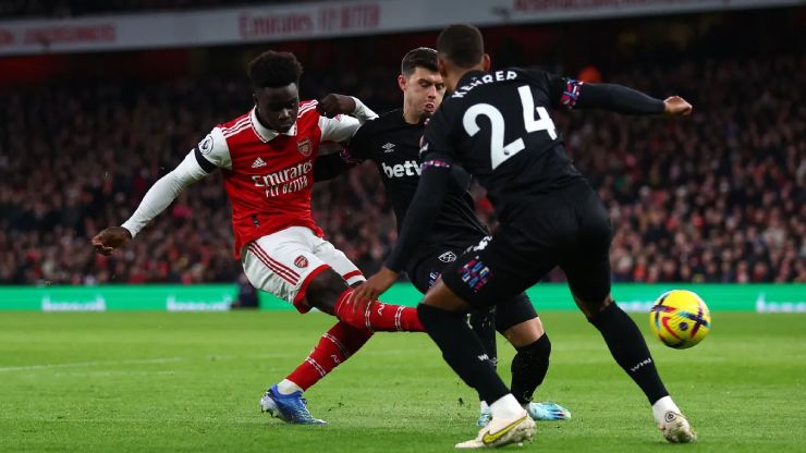 Arsenal (áo đỏ trắng) gặp nhiều khó khăn trước West Ham