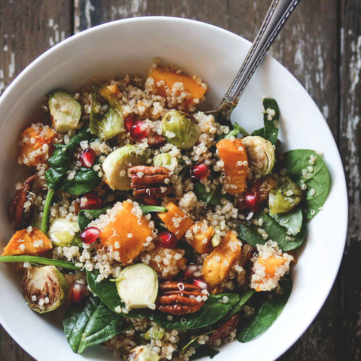 Quinoa là một thành phần tuyệt vời trong một số công thức nấu ăn.&nbsp;Bạn có thể thêm nó vào món salad, dùng nó làm nền cho một bát rau củ hoặc cháo đều rất&nbsp;ngon lành.