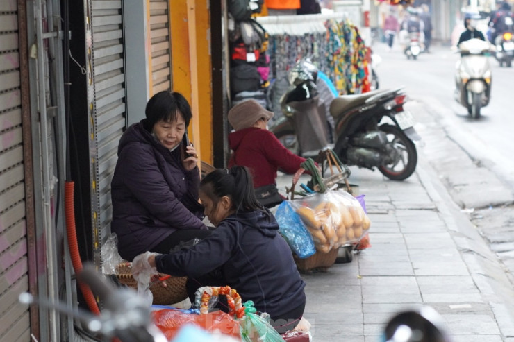 Khoảng 8h sáng, khối không khí lạnh mạnh ảnh hưởng trực tiếp. Mưa dày và nặng hạt hơn. Cảm giác rét buốt, rét sâu thấy rõ.