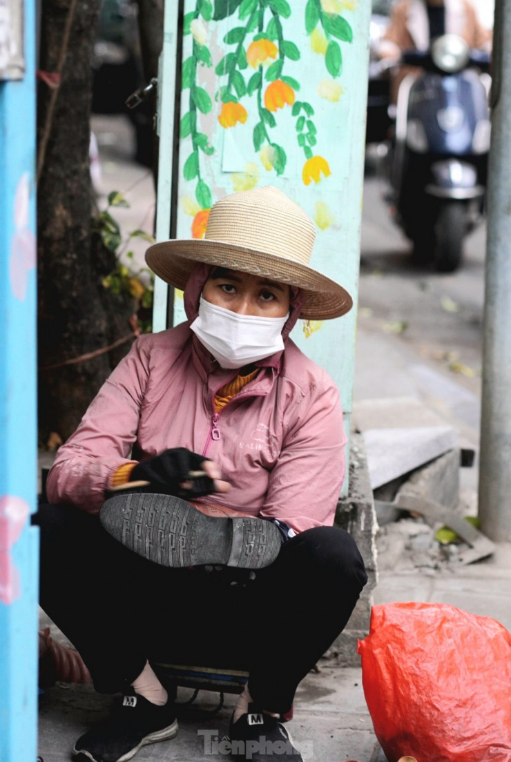 Người lao động đường phố Hà Nội quay quắt mưu sinh dưới mưa rét - 2