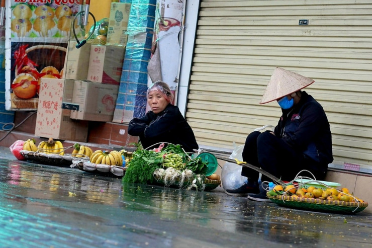 Gánh hàng gặp mưa rét, dường như "buồn" và lạnh hơn.