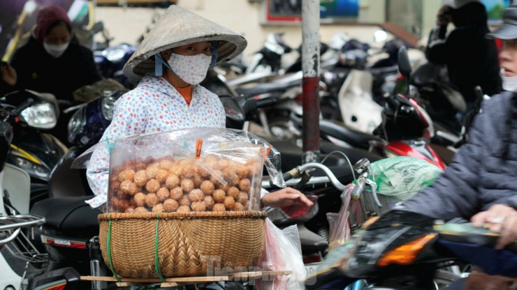 Đặc thù của lao động đường phố là phải thường xuyên di chuyển, nhưng rét và mưa thế này khiến công việc mưu sinh của nhiều người gặp khó.