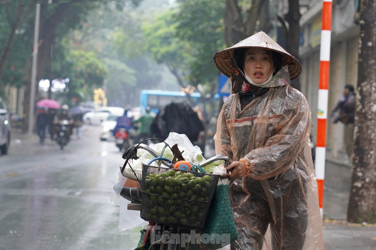 Chị Hải tâm sự: "Chỉ buồn vì mưa rét ế hàng lắm. Thời tiết thế này chả có mấy ai ra đường mua hàng"