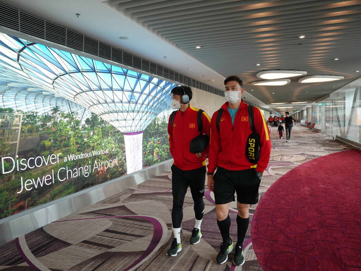Sau hơn 3 tiếng ngồi máy bay, trưa 28/12, các tuyển thủ Việt Nam đã đặt chân đến sân bay Changi của Singapore.&nbsp;