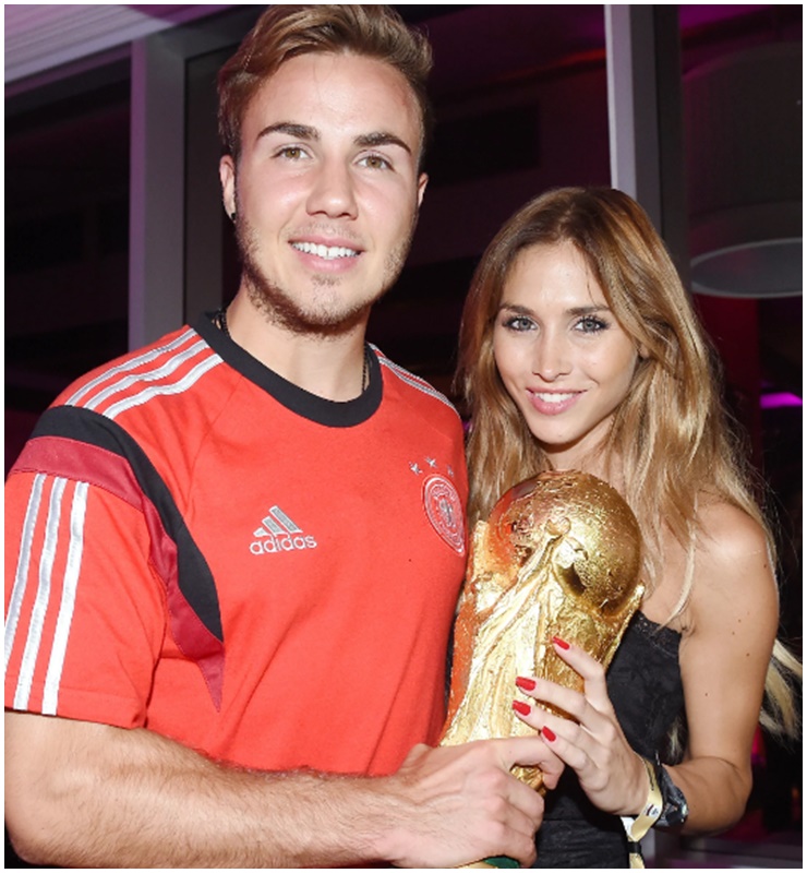 Mario Götze là tiền vệ nổi tiếng người Đức đã kết hôn với bạn gái hơn mình 3 tuổi vào năm 2018. Vợ anh là một người mẫu kiêm ca sĩ có tiếng.


