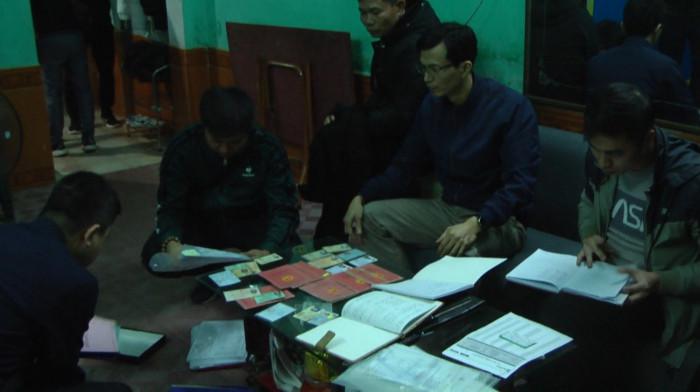 Hiện trường vụ khám xét, bắt giữ nhóm đối tượng cho vay nặng lãi lớn nhất từ trước tới nay tại Quảng Ninh