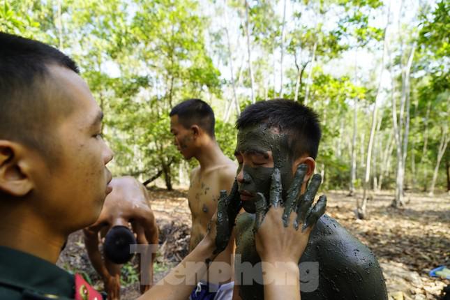 Ngoài những bài tập rèn luyện thể lực, các chiến sỹ chống khủng bố còn phải học cách "tàng hình".