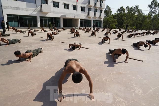 Mặc cho giá rét hay nóng bức, các chiến sỹ đều cởi trần để thực hiện những bài tập khổ luyện nâng cao thể lực.