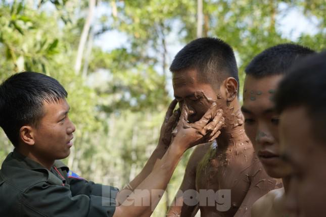 Buổi học "tàng hình" được bắt đầu với màn bôi kín bùn đất lên người sao cho người chiến sỹ có màu đồng nhất với thiên nhiên