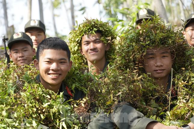 Không chỉ học cách dùng bùn đất mà phải dùng cây cối xung quanh để ngụy trang sao cho giống với lùm cây ngọn cỏ, tránh bị địch phát hiện.