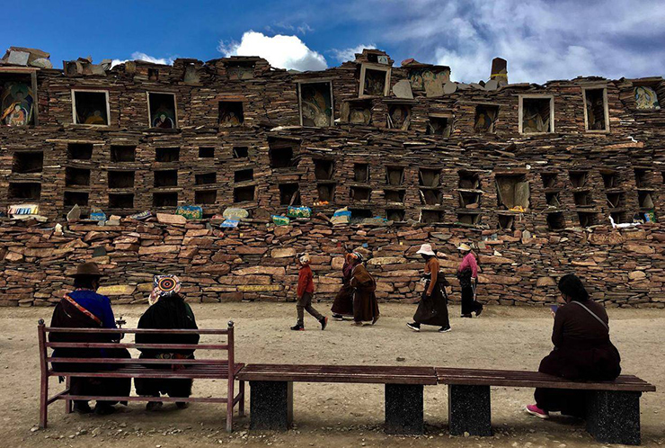 Nơi này là thánh địa của người Tây Tạng tới cầu nguyện và cúng bái.
