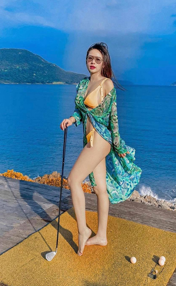 Ngoài bikini, Phương Bora còn yêu thích các thiết kế váy lụa nữ tính.
