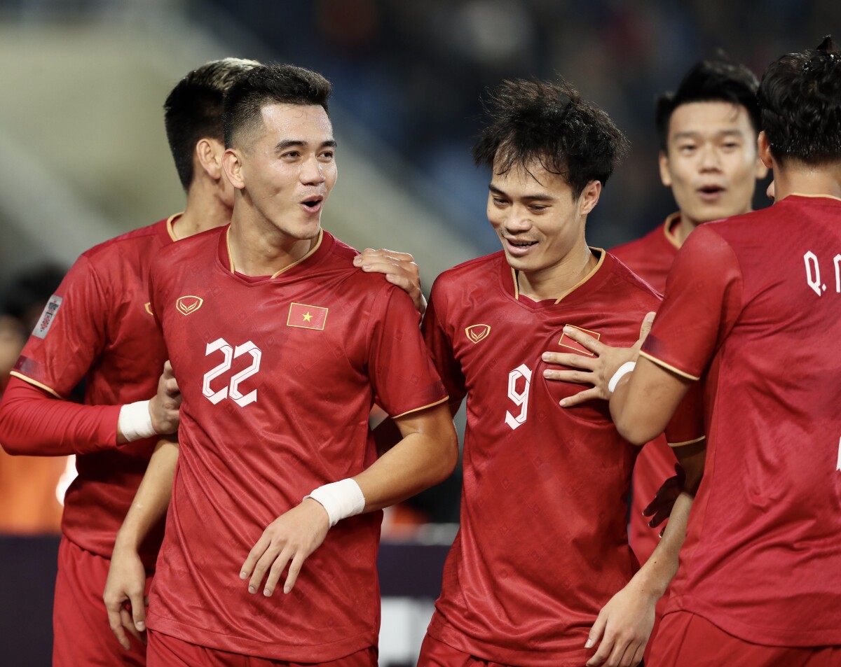 Các cầu thủ Việt Nam ăn mừng bàn thắng trong trận đấu với đội tuyển Malaysia tối 27/12. Ảnh: AFC