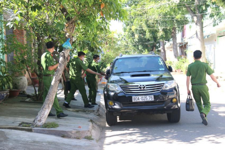 C01 khám xét nhà ông Nguyễn Văn Phong, Phó Chủ tịch UBND tỉnh Bình Thuận sáng 13-12. Ảnh NT.