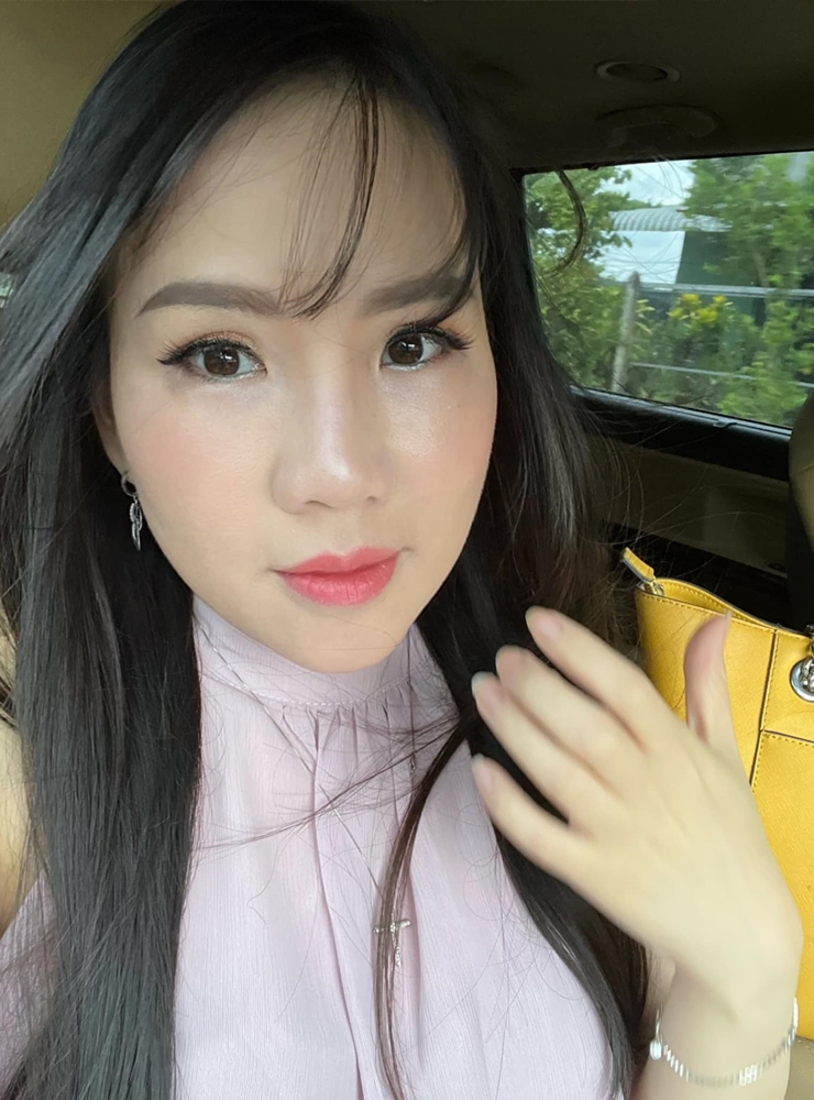 Bà xã nam YouTuber này tên Brenda Lam, tốt nghiệp chuyên ngành vệ sinh nha khoa.
