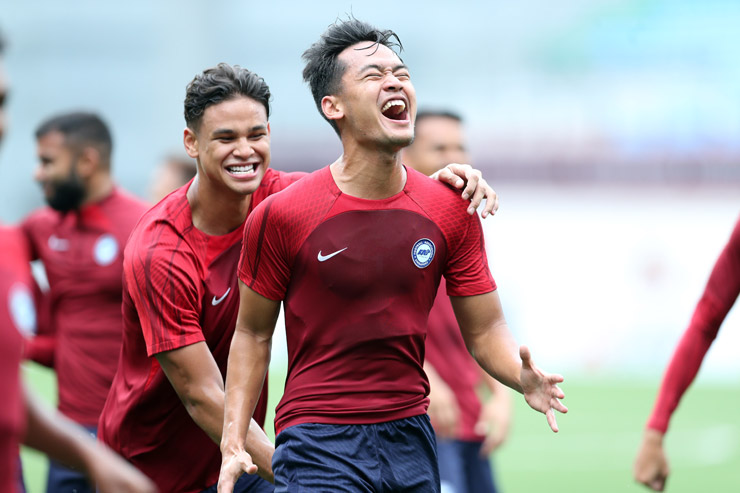 Irfan Fandi (trái) cùng đồng đội cười tươi hết cỡ trước cuộc đối đầu với những Quang Hải, Văn Hậu, Tiến Linh,... bên phía ĐT Việt Nam.