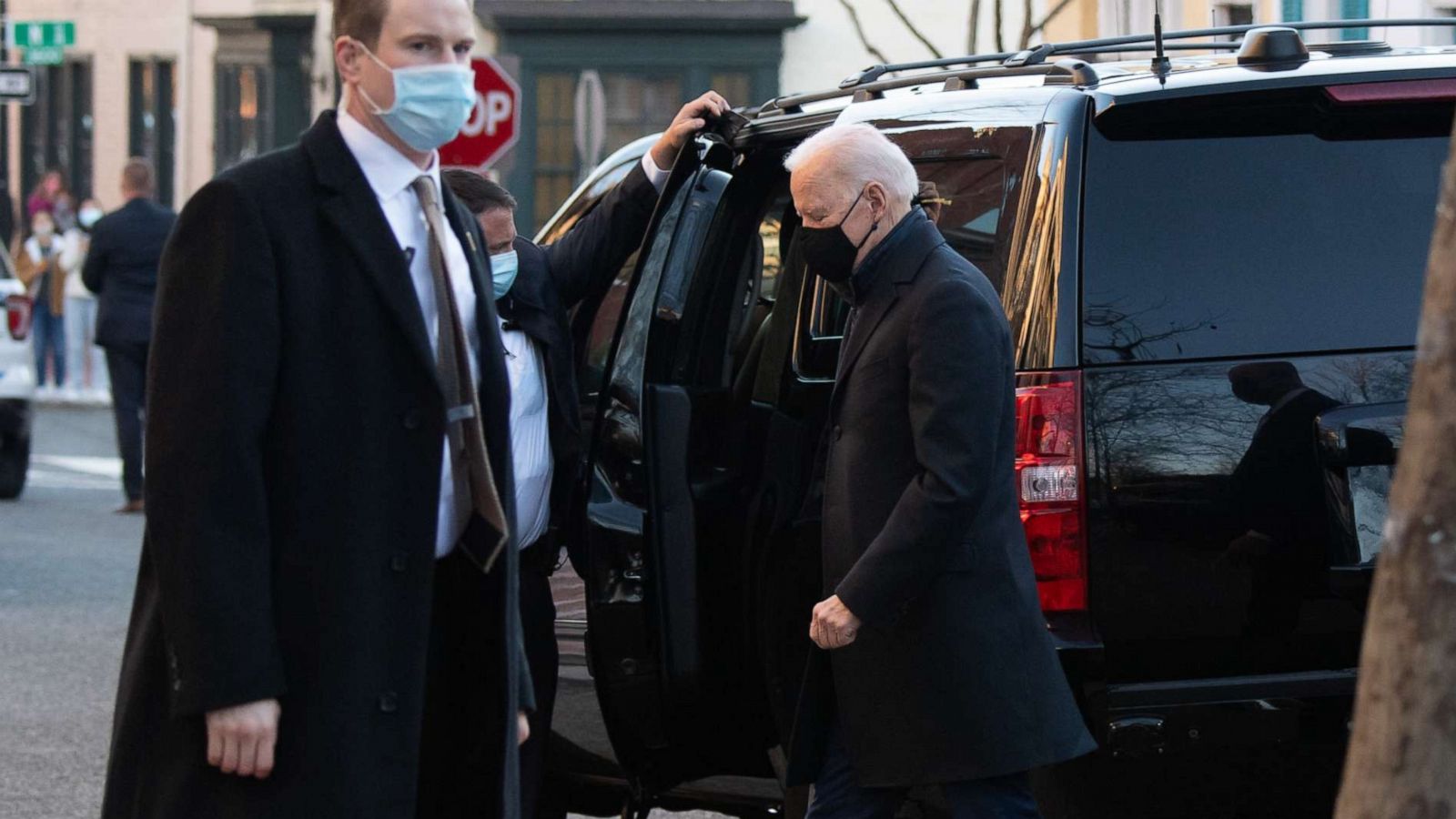 Các nhân viên mật vụ bảo vệ ông Biden khi Tổng thống Mỹ tới thăm một nhà thờ ở Washington D.C vào ngày 6/3/2021.