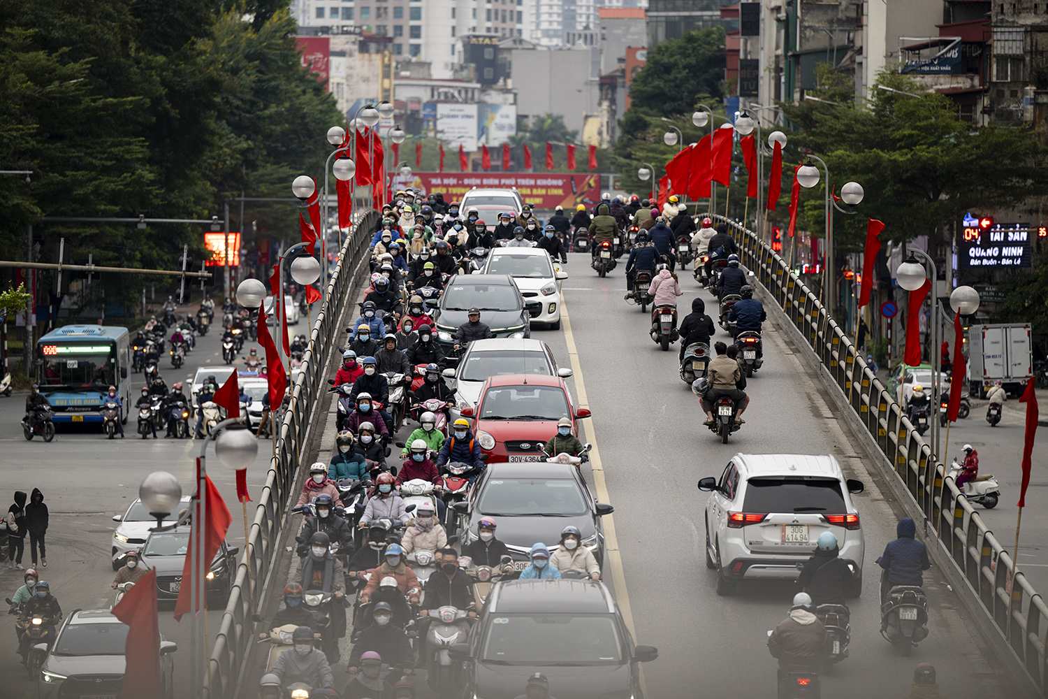 Các phương tiện giao thông nối đuôi nhau để đi qua cầu vượt Tây Sơn - Chùa Bộc