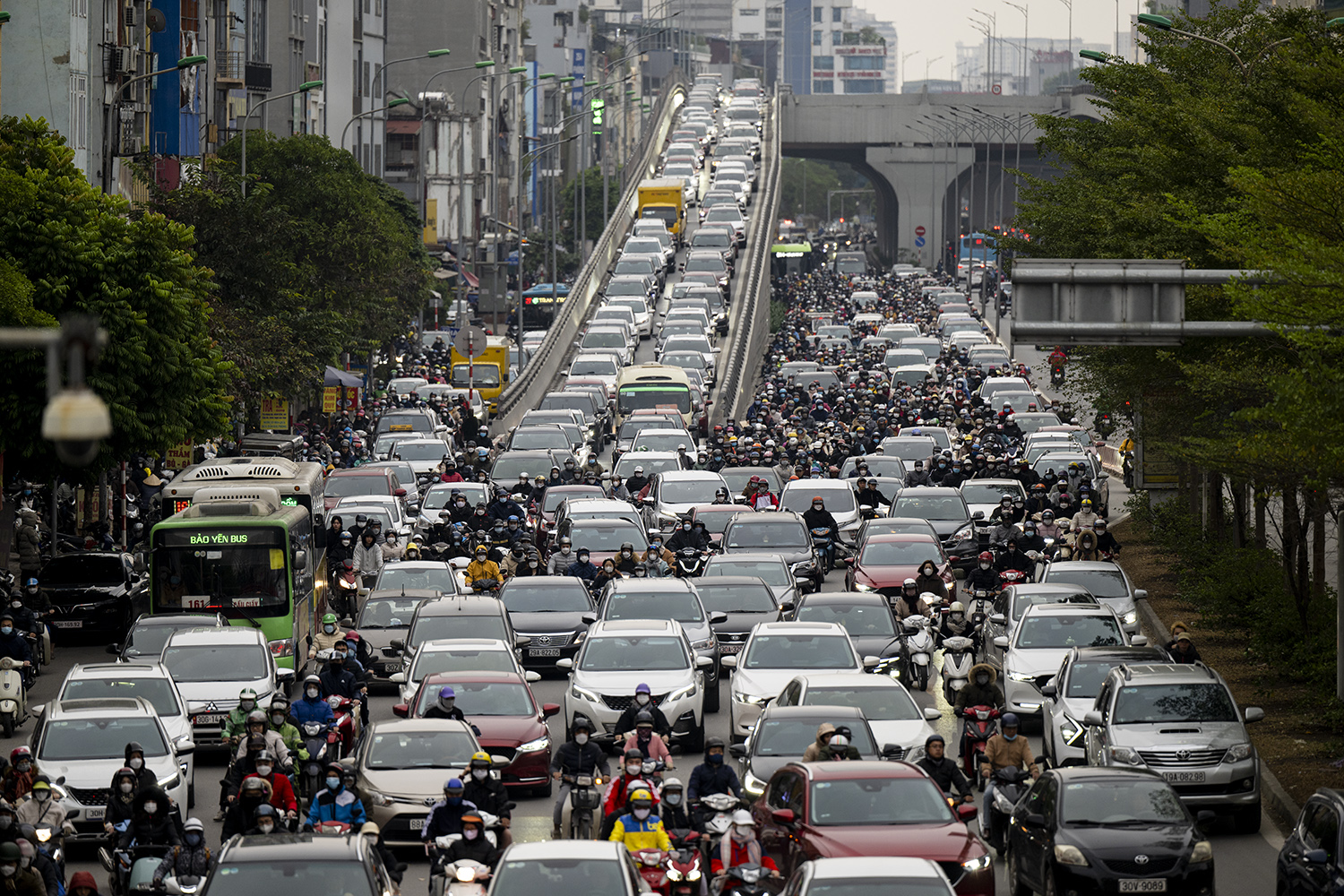 Mật độ giao thông cao tại đường Trường Chinh hường về đường Láng.