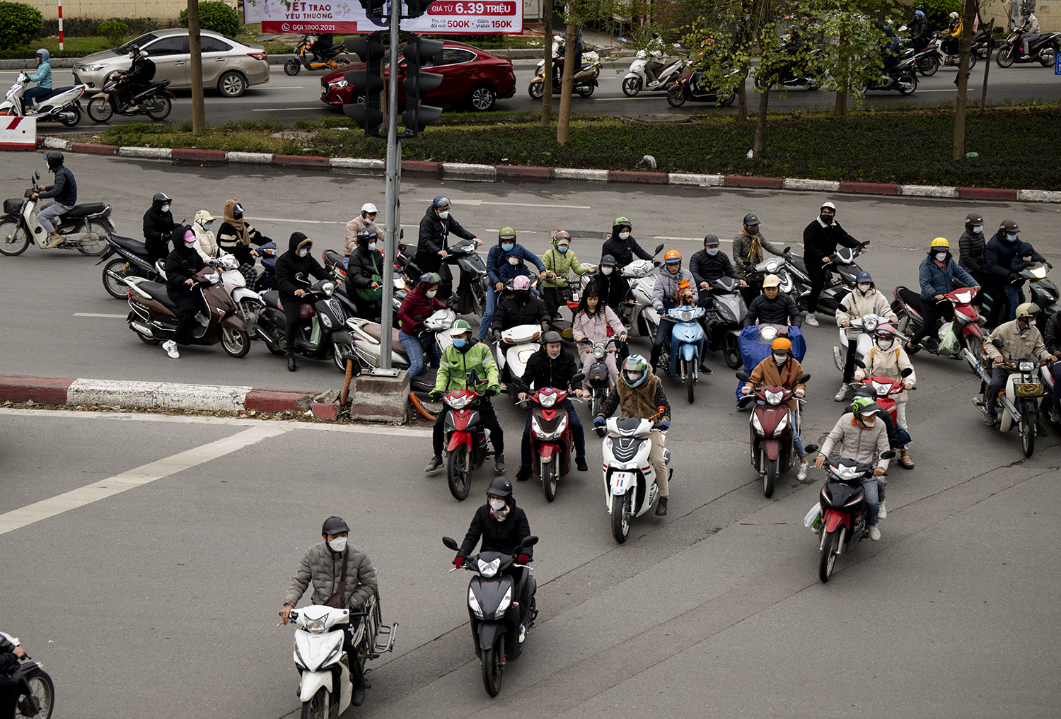 Tại&nbsp;nút giao Ngã Tư Sở, mặc dù đã tổ chức phân luồng từ rất lâu, nhưng&nbsp;nhiều phương tiện vẫn&nbsp;bất chấp đi ngược chiều, khiến cho tình trạng giao thông ở đây càng hỗn loạn.