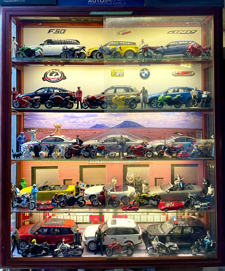 Bộ sưu tập mô hình xe của anh được trưng bày trong phòng riêng.