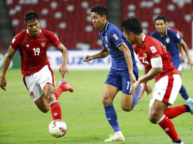 Indonesia (áo đỏ) và Thái Lan thi đấu quyết tâm
