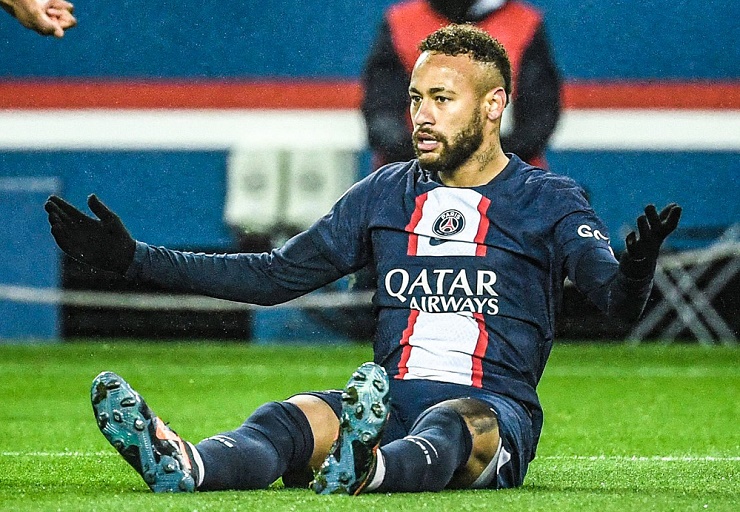 Neymar suýt thành tội đồ với tấm thẻ đỏ