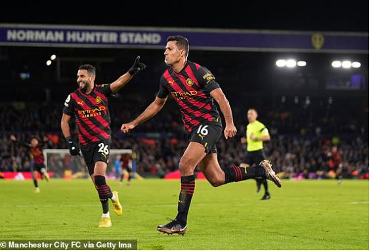 Rodri có mặt đúng lúc để đá bồi mở tỷ số cho Man City ở phút đá bù giờ đầu tiên của hiệp 1