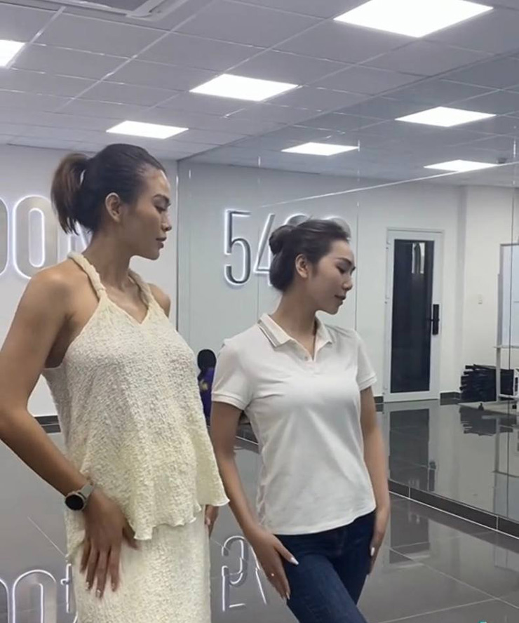 Khi tập catwalk cùng Á hậu Mâu Thủy, Hoàng Kim Chi chọn trang phục khỏe khoắn.
