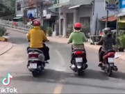 Tin tức trong ngày - Clip: “Tổ lái&quot; nữ dàn hàng 3, chạy vi vu như “đường nhà mình”