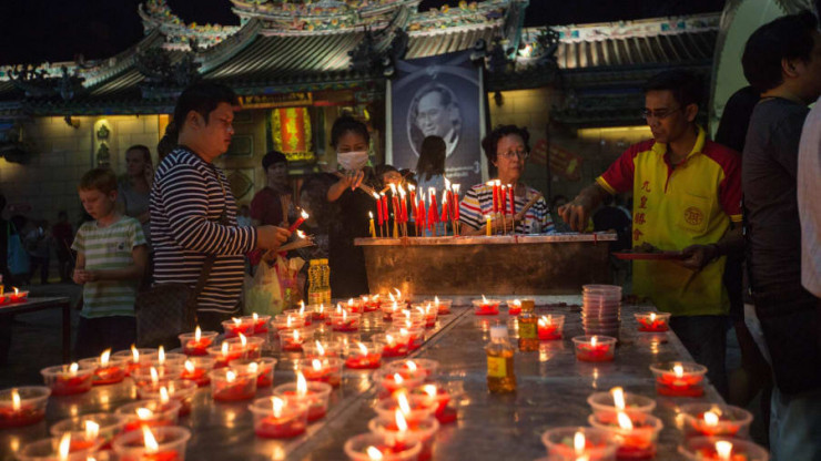 Bangkok, Thái Lan:&nbsp;Bangkok luôn&nbsp;đứng đầu danh sách các thành phố có cuộc sống về đêm tốt nhất châu Á. Đây là nơi&nbsp;đón năm mới tuyệt vời nếu bạn thích đám đông, ánh sáng rực rỡ, sự ồn ào. Hãy đón xem màn trình diễn pháo hoa&nbsp;tại ICONSIAM -&nbsp;điểm đến mua sắm và giải trí lớn dọc theo sông Chao Phraya. Bạn có thể đến một trong những quán bar nổi tiếng tại Bangkok như Sky Beach Bangkok - quán bar cao nhất thành phố, hay Sirocco -&nbsp;cũng nằm trên cao, ở con phố nhộn nhịp. Hoặc bạn có thể&nbsp;dành thời gian tĩnh tâm vào ngày 1/1 tại chùa Wat Pho - nơi có&nbsp;tượng Phật nằm.&nbsp;Ảnh: Getty.