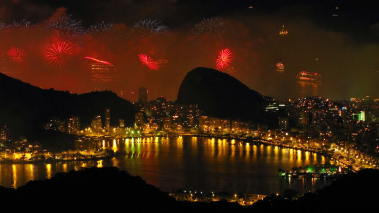 Rio de Janeiro, Brazil:&nbsp;Nếu bạn muốn chào đón năm mới với khoảng 3 triệu người trong khu nghỉ mát bãi biển, hãy đến Rio de Janeiro. Buổi tụ tập chính tại bãi biển Copacabana, bắt đầu từ trước khi trời tối, theo truyền thống có nhiều tiết mục âm nhạc và pháo hoa. Nếu muốn tiệc tùng theo phong cách Rio cổ điển, hãy ghé thăm Jobi Bar. Đó là một tổ chức xã hội trong thành phố, được mở từ những năm 1950. Hoặc có thể đến Vista Chinasa -&nbsp;ngôi chùa nhỏ của Trung Quốc,&nbsp;cung cấp bức tranh toàn cảnh tuyệt vời. Ảnh: Getty.