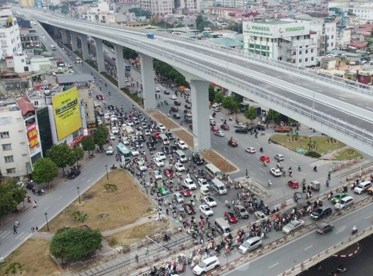 Tại nút giao Ngã Tư Vọng, ùn tắc cũng xảy ra với chiều Trường Chinh, Vành đai 2 trên cao đổ về nút.