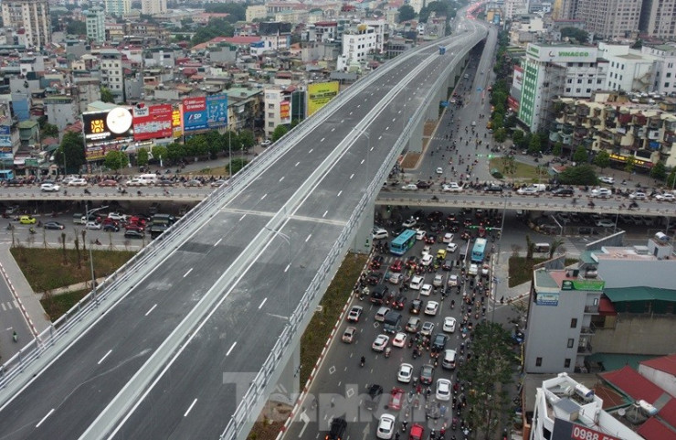 Hướng đường Minh Khai - Đại La cũng ùn tắc, mặc dù lòng đường bên dưới đã được mở rộng tới 6 làn xe mỗi bên.