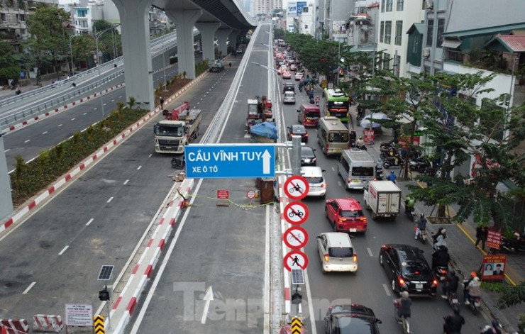 Tuy nhiên, cho ý kiến về việc thông xe đường trên cao Vành đai 2 đoạn Ngã Tư Vọng - Ngã Tư Sở, lãnh đạo Sở GTVT Hà Nội cho biết, để tránh tình trạng đường thông nhưng nút giao cắt ùn tắc, cần phải có khảo sát, đánh giá công tác tổ chức giao thông, sau đó mới thực hiện thông xe.