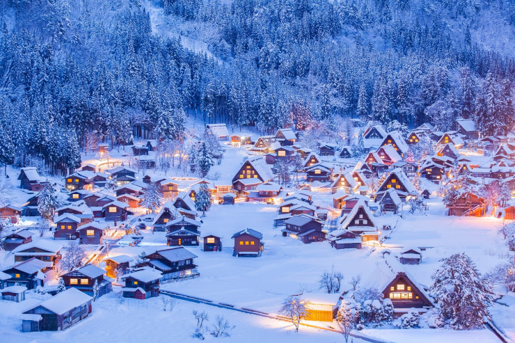 Buổi tối mùa đông ở Shirakawa-go thường sẽ diễn ra lễ hội thắp đèn, và không phải ai cũng may mắn có cơ hội được chiêm ngưỡng vẻ đẹp huyền ảo ấy. Ảnh: Shutterstock