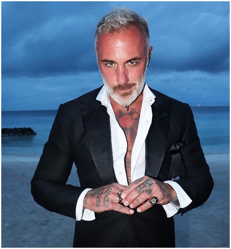 Gianluca Vacchi, hơn 55 tuổi, là doanh nhân người Ý cực nổi trên Instagram với vẻ điển trai nóng bỏng, hào hoa cùng gu ăn mặc chất chơi.
