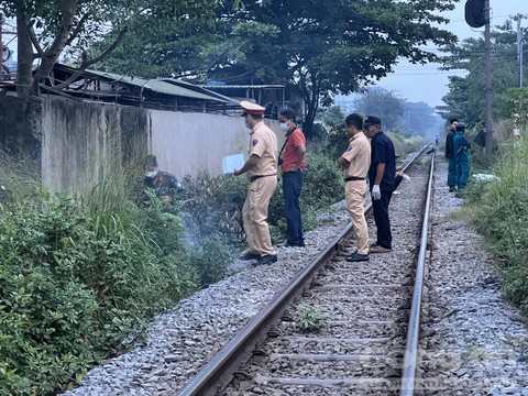 Công an khám nghiệm hiện trường.