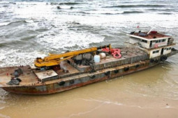 Xử lý ”tàu ma” trôi dạt mắc cạn ở bờ biển Quảng Trị