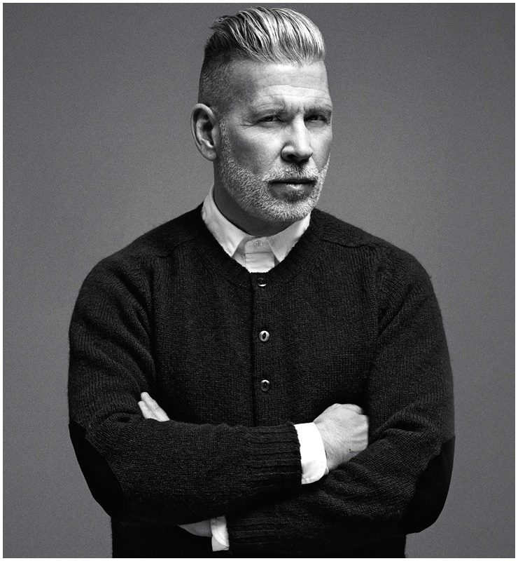 Dù đã U70 nhưng Nick Wooster vẫn vô cùng lịch lãm với body cực phẩm khiến nhiều chàng trai trẻ phải chạy theo dài dài.
