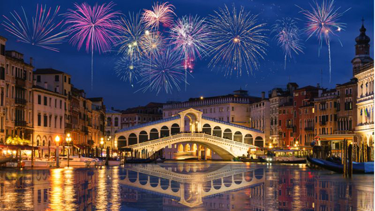 Venice, Ý: Venice với những con kênh hoàn hảo trên bưu thiếp và kiến trúc lộng lẫy thu hút nhiều du khách đến nghỉ dưỡng tại đây. Những bữa tiệc hoành tráng được tổ chức ở đây vào đêm Giao thừa khiến du khách kinh ngạc. Lễ đón năm mới theo phong cách Ý bắt đầu từ một bữa tối xa hoa trên thuyền với khung cảnh đẹp như tranh vẽ.

